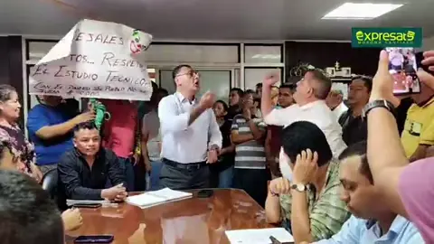 [EN VIVO] 🔴 ATENCIÓN: #Macas, accidentada sesión en el salón de Concejales del cantón #Morona 🚕🚐 En Sesión Ordinaria de la Comisión de Participación Ciudadana, Turismo y Servicios Públicos, estaba previsto el análisis y resolución para dar paso, posiblemente a la creación de nuevas compañías o incremento de cupos en la modalidad de #taxis y #buses.