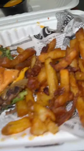 Le débat est ouvert ! Les frites 🍟 avant le burger Ou tu Whippin tout en même temps ?