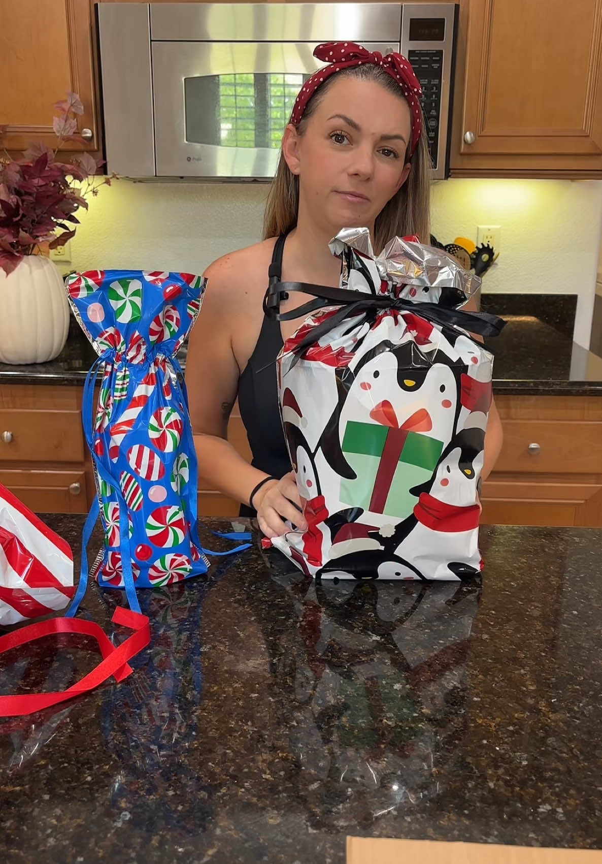 This holiday season is all about convenience! These are such good quality. It comes with 25 gift bags and 25 gift tags.  #giftwrapping #giftwrappinghacks #christmasgift #giftbag 