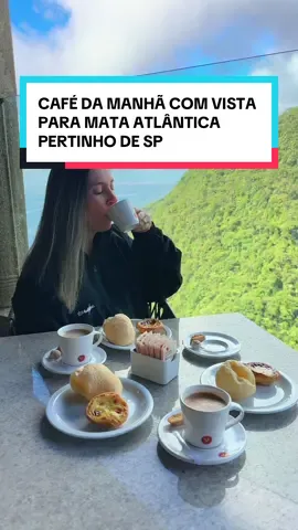 “CAFÉ DA MANHÃ COM VISTA PRA MATA ATLÂNTICA PERTINHO DE SÃO PAULO” Pensa só: pão de queijo quentinho, pastel de nata e um café selecionado… tudo isso no meio da natureza, em plena Estrada Velha de Santos. 🌿 Enquanto você toma café, tá cercado por animais silvestres, monumentos históricos e até o primeiro mapa em azulejos do Brasil. 👑 E ainda dá pra caminhar pela Calçada do Lorena, o mesmo trajeto onde Dom Pedro proclamou a Independência!  E se vc curte aventura como nós, Tem tirolesa de 500 metros, caiaque na base náutica, pedaladas pela serra e até camping com estrutura completinha. ✨ Quem você levaria pra viver essa experiência pertinho de São Paulo? #caminhosdomar #passeio #cafedamanha #passeiossp # dicasdepasseios