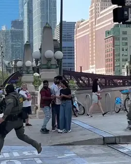 Un joven repartidor de comida sorprendió al evadir a agentes del Servicio de Inmigración y Control de Aduanas (ICE) durante una redada en Estados Unidos. Con rapidez y agilidad, logró escapar en bicicleta pese a los intentos de persecución. El hecho se volvió viral en redes, donde fue apodado como “el delivery más rápido de la ciudad” y desató debate entre críticas a los operativos y elogios a su destreza. 🔵Síguenos:  @rtpecuador #RTPnoticia #ultimahora #noticiasecuador  #2025 #Ecuador      