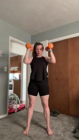 One day closer to muscle mommy #4monthspostpartum #momworkout 