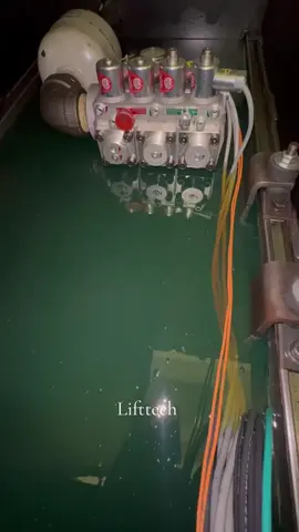 Definitely not low in oil  #elevator #elevatormechaniclife #lifttech #elevatorchallenge #bluecollar 