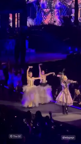 Emma Myers e Evie dançando no palco com Lady Gaga #emmamyers #ladygaga #foryoupage #fyp #vaiprofycaramba 