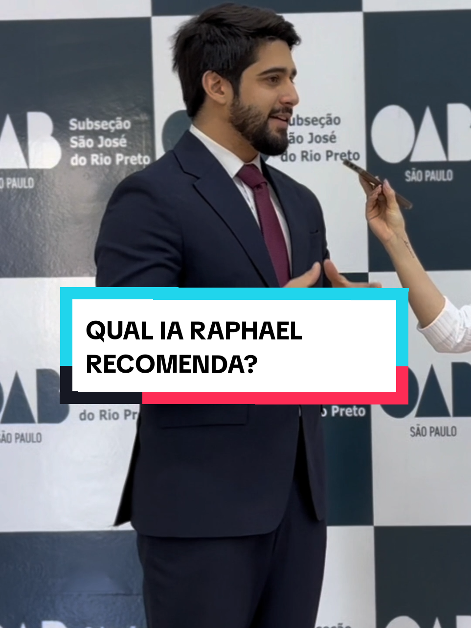 Existe algo pior do que ignorar a IA, que é escolher a ferramenta errada e acreditar que ela vai resolver os desafios da advocacia. Essa foi uma das reflexões que compartilhei após minha palestra na OAB de São José do Rio Preto, quando fui entrevistado por uma estudante de Direito: @legalmenteisa_  A inteligência artificial não substitui o raciocínio jurídico. Ela potencializa quem sabe escolher e aplicar a ferramenta certa. Antes de adotar qualquer novidade, pergunte: essa IA entende de advocacia ou só promete atalhos fáceis? Conta aqui pra mim como tem sido sua experiência com o uso de IA 👇🏼 #advocacia #oab #advogado #ia #melhoria