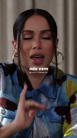 Pode me chamar pra balada. Pode me chamar pro bar. Pode me chamar pro rolê mais aleatório da cidade. Mas pra minha casa… não. Na minha casa, não vem. Não é maldade, é limite. Não é arrogância, é proteção. Tem gente que confunde simpatia com intimidade #anitta #visita #casa 
