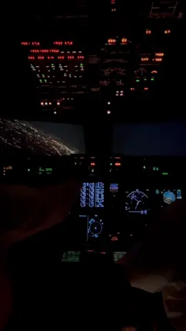 Raise your hand if the night sky is your favorite view 🙋‍♂️🌌 #privatejet #night #aviation
