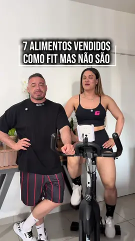 7 alimentos que muita gente achava que eram fit… mas não são!1️⃣ Suco de caixinha – rico em açúcar e aditivos, quase tão calórico quanto refrigerante.2️⃣ Açaí com xarope – o açaí puro é ótimo, mas o de loja vem cheio de xarope de guaraná e leite condensado.3️⃣ Barrinha de cereal – parece saudável, mas muitas são basicamente açúcar com cobertura.4️⃣ Pão integral industrializado – a maioria leva mais farinha branca que integral, além de conservantes e açúcar.5️⃣ Chips fritos (banana, aipim, batata) – mesmo sendo de legume, quando fritos têm gordura e calorias parecidas com salgadinho.6️⃣ Pasta de amendoim – pode ser boa, mas muitas versões industrializadas têm açúcar, óleos e até xarope de milho.7️⃣ Iogurte de fruta – cheio de açúcar, corantes e aromatizantes; muito distante do “fit” que parece - HÁ OPÇÕES EXCELENTES SEM AÇÚCAR E MENOS CALÓRICAS. Também iogurte natural e o kefir são boas opções.  Moral da história: nem tudo que parece fit realmente é. Leia rótulos, escolha versões mais naturais e sempre prefira os alimentos na forma menos processada possível.