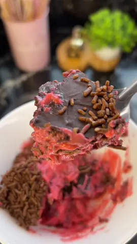 Sorvete melhor que esse feito em casa, e o Melhor de casquinha  de chocolate 🤤 Ingredientes 1 caixa de leite condensado  1 caixa de creme de leite  1 suco de morango  3 colheres de leite ninho 2 barrinha de chocolate derretido em banho maria ou no microondas para formar a casquinha Meia xícara de Granulado, leve ao congelador por 6 horas. Modo de preparo no vídeo. #receitas #receitasimples #explore #memories #sorvete 