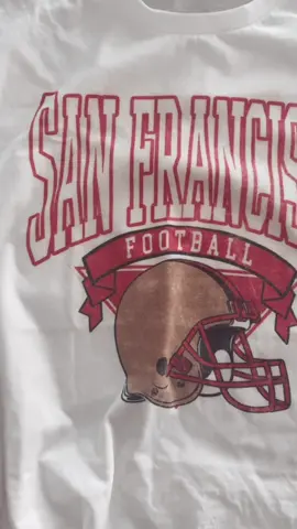 The cutest vintage Niners t shirt!! 🤍🏈