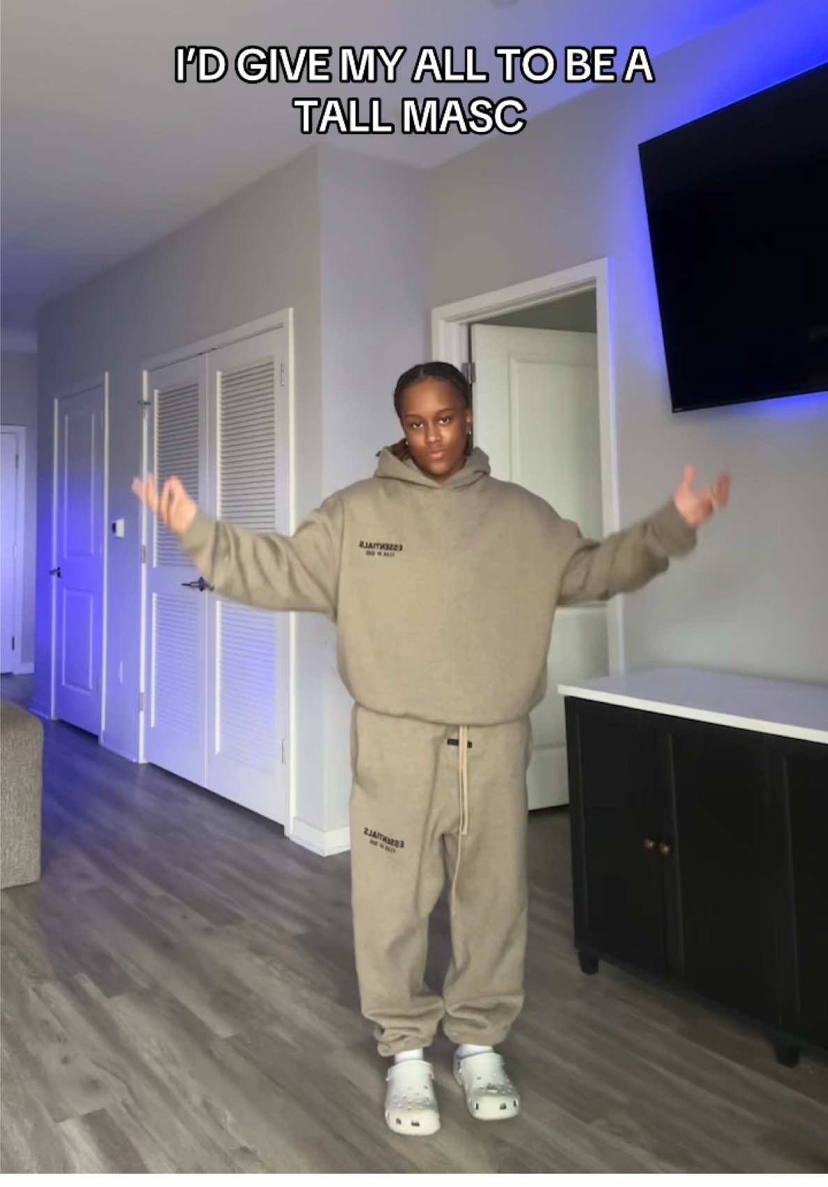 Im barely 5”3 😭😭🤦🏽‍♀️ #wlw #lgbtq 