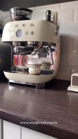 ☕✨ O café perfeito mora aqui. Grãos moídos na hora, aroma que preenche a casa e uma espuma cremosa que parece saída de uma cafeteria, tudo feito pela sua Smeg, sempre que você quiser. Qual Café você escolheria para fazer primeiro na sua máquina Smeg Espresso ou Cappuccino? Salva para não perder o passo a passo e marca quem irá tomar com você! www.smegbrasil.com.br @smegbrasil @smegbalneario @smegsaopaulo  #SmegBrasil #CaféPerfeito #BaristaEmCasa #CoffeeLovers #EspressoTime #CaféDeBarista #CoffeeExperience #KitchenGoals #DesignIcônico #LuxuryAppliances #CasaDosSonhos #DetalhesQueEncantam #LivingWithStyle #ArquiteturaDeInteriores #CoffeeDesign