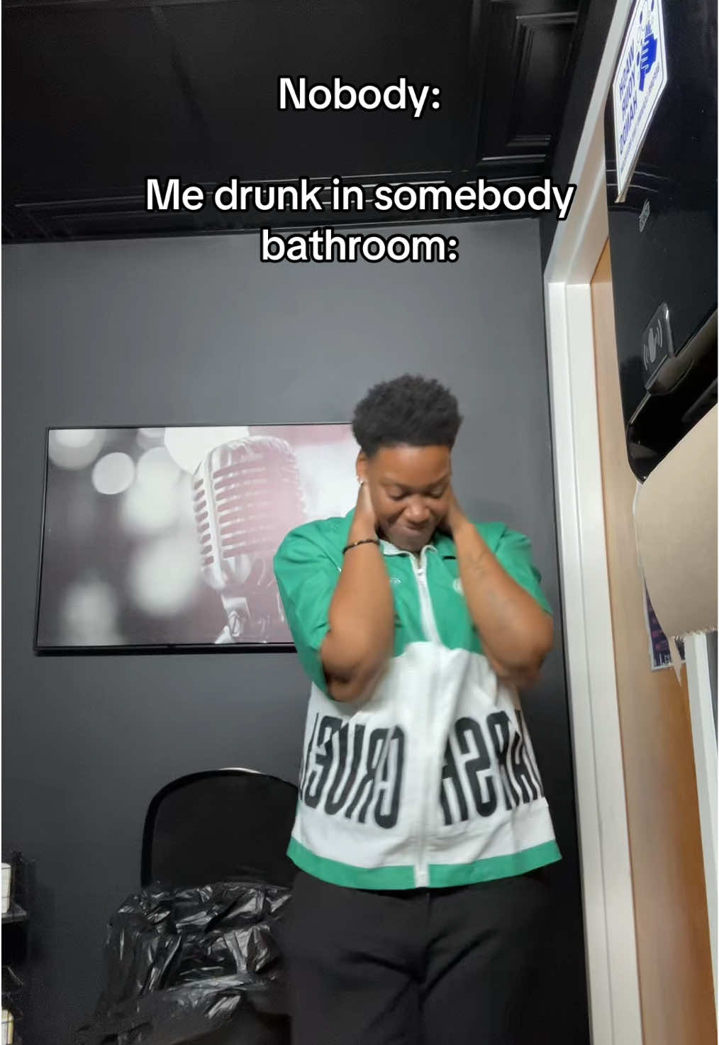 Justa stompin & clappin 😂 #fyp #studsoftiktok #bathroomchronicles #bundles 