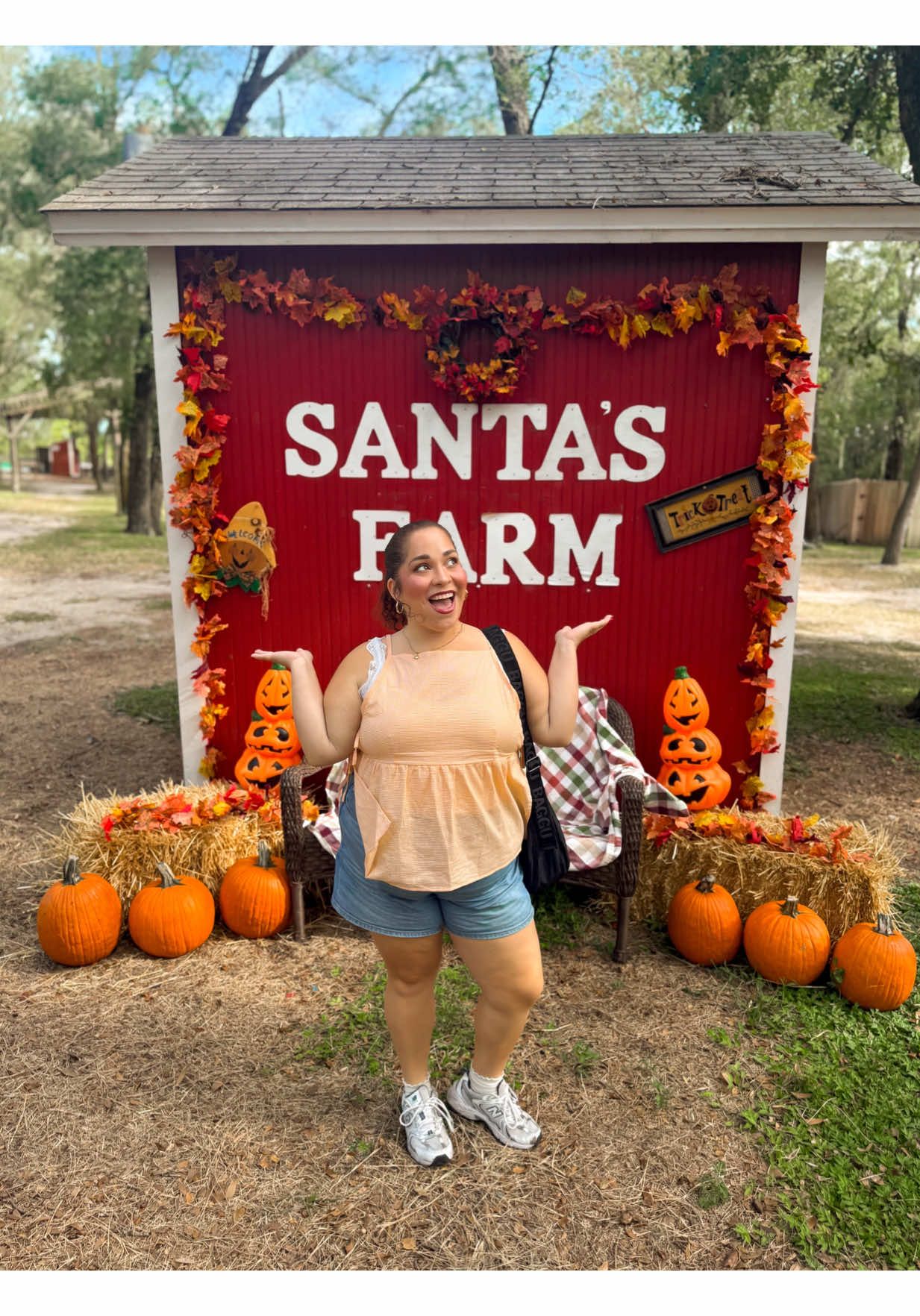 Ernie's #1 fan 🫏🤭🌲🫶🏼 #hosted #santasfarm #eustisflorida #fallfestival @Santa's Farm 