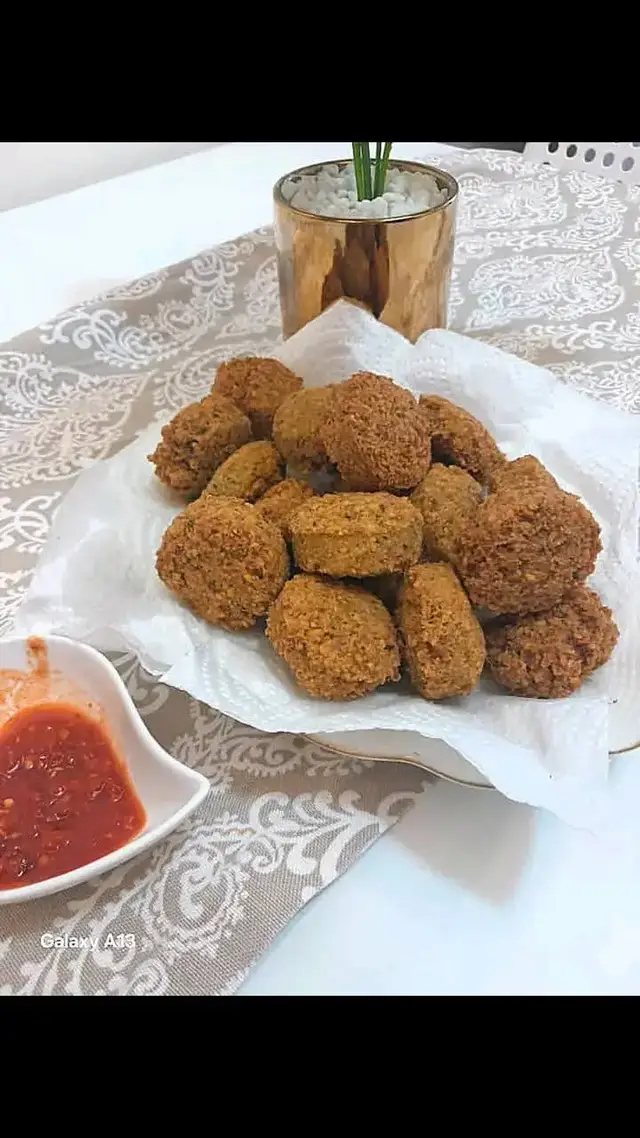 الطعمية الطريقة  كيلو حمص منقوع لمدة 24ساعة ويفضل الحمص الحبة الكبيرة اوفول المصري المدشش نفس الشئ منقوع نص حزمة معدنوس ونص حزمة كسبر وعرقين بصل اخضر لايفضل تكثير الخضرة بالذات في طعمية الحمص  فص كامل ثوم الطعمية تحب الثوم بعد النقع يقرم الحمص وقبل اخر فرمة نحط الخضروات فالفرامة ونحط بعدها الحمص تنزل خضرتي كلها  بهارات الطعمية  كسبر حب ناشف والافضل يكون محمس ومطحون ريحته بعد التحميس غير واشوية كرواية هذا الاصل نفرمها ونخزنها وقبل القلي اضافة بيكربونات الصوديوم ولاتكثر ياودب ربع ملعقة وتقلي مباشرة  وصحتين وعوافي وسامحوني عالتاخير  الطعمة ممكن تنحشي اجبان او صلصة طماطم اي شي بصل وسماق اوسمسم فالخلطة وكلها لذيذة بكل حالاتها طرفها عند القوارير 5دينار بس😁😁 وزيتها بعد تقعد مزبوطة يقعد نظيف خير من الزيت الي بره اسود وتنقلي عالشارع وانظف وخصوصا جايات المدارس  #مطابخ #مطعم #مشويات #مقلي #لذيذة #أكل #طبخات #طبخ #لذيذ #وجبة_سريعة #أكلات #رمضان #منقولة_للاستفادة  #اكسبلور #اكلات #المطبخ #وصفات #وصفات_سهله #بدون_موسيقى☕🖤 #حلويات #fyp #E #explore #edit #طعمية #حمص 