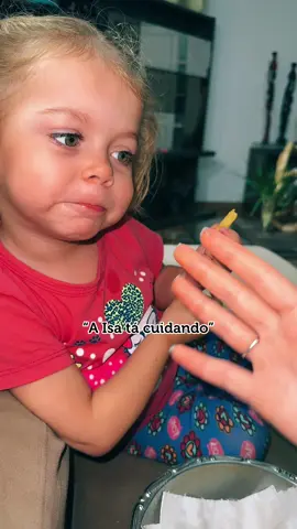 Ela claramente desconfortável com minha mão sebosa passando em seu little rostinho🕊️💔#fyp #bebe 