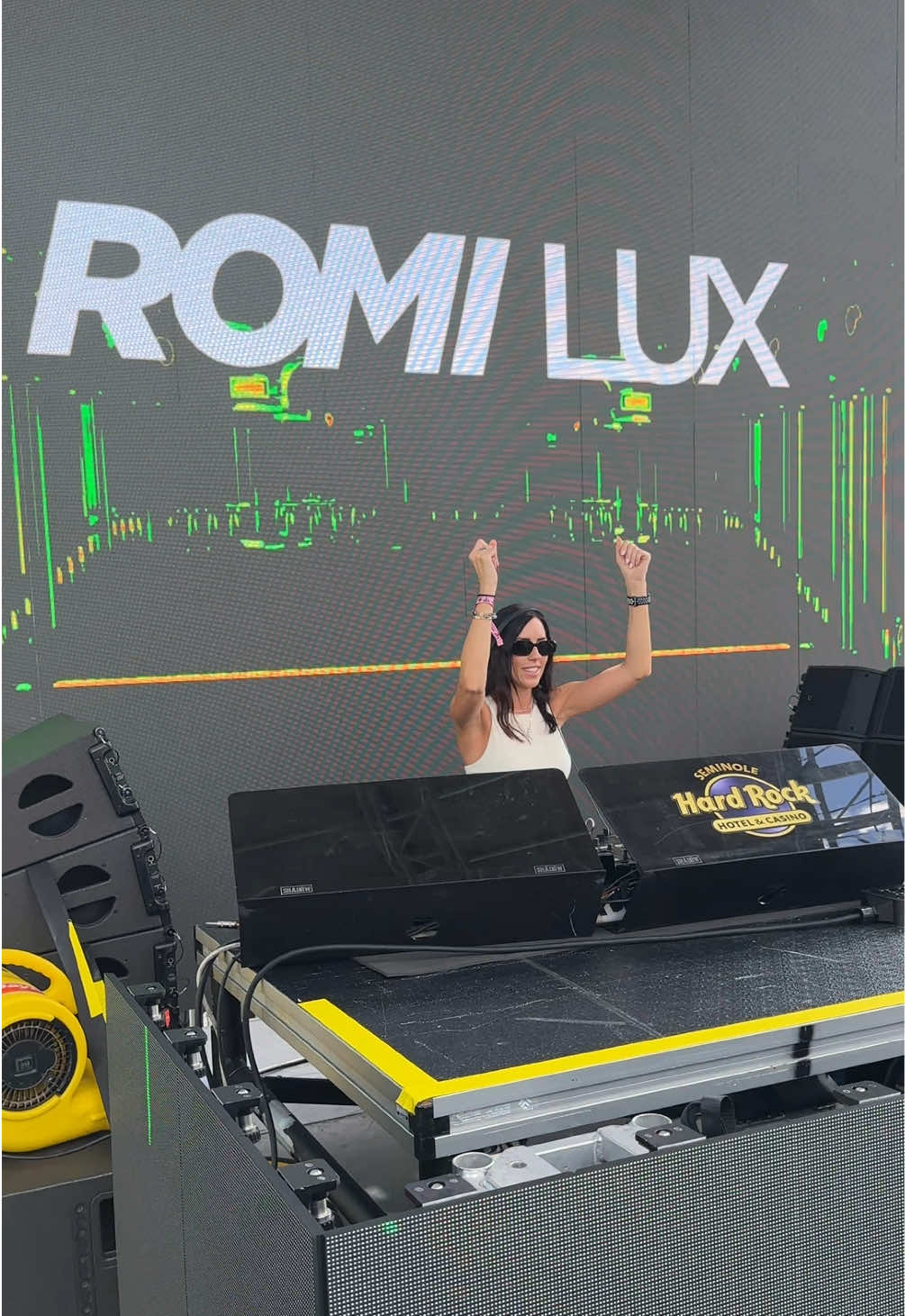 Is everybody having fun? #dj #poolparty #florida #hardrock #housemusic 