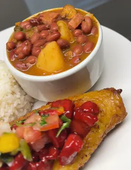 Otra idea más para ti 🔥🏌🏻‍♀️ 💥Canoa Rellena de Costillas en Salsa Roja💥 Acompañé con Arroz Blanco y Habichuelas Rojas Guisadas 😌 Esto quedó De La Mentira 💯🔥 Instagram📸: https://www.instagram.com/lacomidademiabuela2025?igsh=NTZ3cDc4OHJjZHdw&utm_source=qr YouTube📺: https://youtube.com/@lacomidademiabuela?si=Ixh6Rd05Qfvd9Nql 🚨RECETA🚨 ✨Costillas En Salsa Roja a Mi estilo✨ Tengo la receta paso a paso aquí en mi Facebook, pero esta receta la hice distinta pensando en las mamás que trabajamos llegamos tarde, cansadas y queremos hacer algo rápido y rico. Te garantizo que esta receta de carne roja te va a encantar. Me cuentas luego ♥️ -1 pqte. De costillas sin hueso -1 pote de “Ah-So” Sauce -1 cda. De Hoisin Sauce -1 cda. De canela -Azúcar morena o blanca (aquí no te doy medidas por que será a tu discreción, si te gustan dulces pues zúmbale por ahí pa bajo yo en lo personal le puse como 5 cdas de azúcar blanca. *No pongas tinta vegetal roja todavía ❌* -Adobo -Ajo en polvo Vas a adobar las costillas con adobo y ajo en polvo. En un plato hondo añadirás mitad de pote “Ah-So” la cda. De hoisin sauce, la canela y la azúcar. Haces una mezcla que le añadirás a las costillas una vez crudas y dejas reposar por 1/2 hora. En un sartén añades mantequilla y las podrás ahí hacer a fuego mediano hasta que veas que comienzan como a dorar y esa mantequilla se reduce. En ese punto bajas el fuego lo más bajito y vas a añadir esto que ya tendrás ready en otro platito:👇🏻 La otra mitad del pote de “As-Ho”, añades 5 cdas más de azúcar. 1 cda. De miel, y pondrás tinta vegetal roja hasta el rojo que gustes y se lo añades a las costillas. Déjalas a fuego bajo como por 10 minutos más y listo! #lacomidademiabuela #paratiiiiiiiiiiiiiiiiiiiiiiiiiiiiiii #fyp #costillas #canoas 