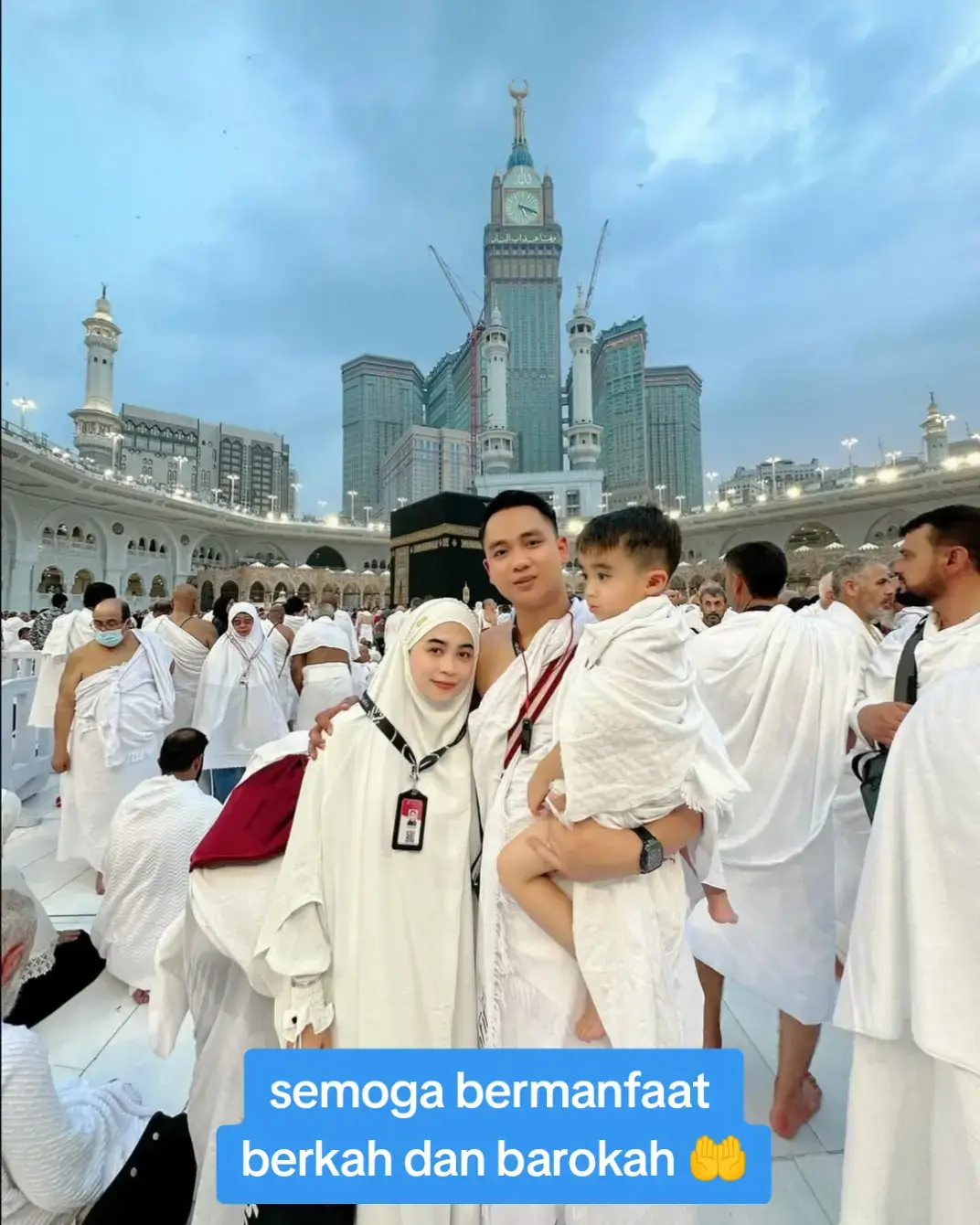 *Menerapkan sifat sabar* Hidup yang tenang adalah impian banyak orang, dan meskipun setiap individu mempunyai cara dan pandangan tersendiri tentang ketenangan, ada beberapa prinsip atau kunci yang dapat membantu mencapai hidup yang lebih tenang. Berikut adalah beberapa kunci utama dalam mencapai ketenangan hidup: 1. Mendekatkan Diri Kepada Allah Bagi umat Islam, mendekatkan diri kepada Allah adalah sumber utama ketenangan hati. Dalam Surah Ar-Ra'd, ayat 28, Allah berfirman: 