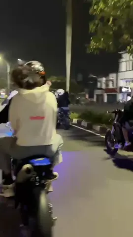 tinggi 175 sama 170 kalo boncengan 😭@fffnnyyyyy #supermoto #wr155supermoto #crfsupermoto #supermotocantik #karawang #fypシ゚viral #ZBFY #kingbucin👑 