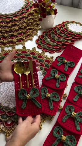 🎄✨ O Natal chegou em cada detalhe ✨🎄 Esse Jogo Americano Turco Luxo de Natal é muito mais do que crochê: é amor, aconchego e celebração à mesa. 💝 Com porta-guardanapos em coração ❤️, flor 🌸 e porta-talheres exclusivos, cada peça transforma sua mesa em um cenário de encanto e gratidão. 👉 Porque o Natal é tempo de reunir, compartilhar e viver momentos especiais! #NatalEncantado #MesaPostaDeNatal #CrochêDeLuxo #JogoAmericano #CrochêTurco  