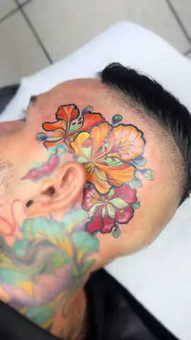 El flamboyán es símbolo de Puerto Rico 🌺, y florece en tres colores: rojo, anaranjado y amarillo. ¿Cuál de estas tonalidades es tu favorita? 👀 Este diseño en la cabeza plasma todas en un mismo tatuaje 🙌🏻 #tattoo #tattooartist #tattoodesign #tattooideas #puertorico 