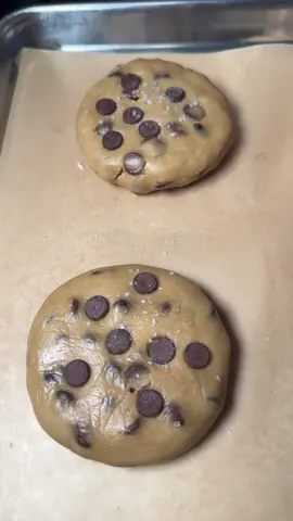 “Ese toque final ✨ un poquito de sal sobre la galleta 🍪🤍 Porque lo simple hace la diferencia… ¿Quién quiere probarlas?   #G#GalletasNYB#BakeryL#LatinosEnUSAT#TikTokLatinofoodtok 