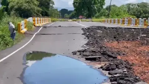 En la Troncal 1, Zulia - Trujillo, se iniciaron los trabajos para la intervención del Puente San Pedro, el cual se vio afectado recientemente por un movimiento telúrico, con el desplazamiento en las juntas de dilatación ocasionando una falla en los laterales del mismo, la estructura hacia el alcantarillado, tipo cajón sufrió un hundimiento entre las placas tectónicas. Nuestros equipos ya se encuentran en el abordaje para restituir su operatividad.
