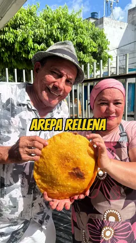 Arepa rellena 👵🏻❤️👴🏼 Con ustedes la arepa rellena más grande de la costa, un arepón lleno de mucho sabor, la carne jugosita, esos chicharroncitos bien crocantes y la masa perfecta hecha con mi familia de @arepasan.co que aporta la crocancia y sabor perfecto. . . #paratiiiiiiiiiiiiiiiiiiiiiiiiiiiiiii #reel #colombia #tiktokcolombia🇨🇴 #recetas 