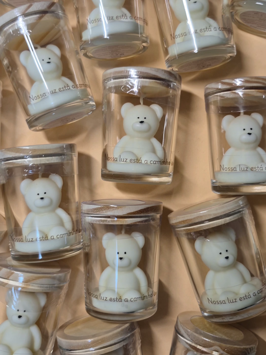 Para celebrar a chegada da luz da mamae e do papai, criamos com muito amor essa lembrança de chárevelação. 🎨Personalize com o nome do seu bebê e escolha entre as cores. Azul, branco, rosa, verde ou lilás 💙🤍💓💚💜 .  🕯 Pedido mínimo: A partir de 15 unidades, para espalhar alegria entre seus convidados.  📍Descubra mais: Acesse nosso site (link na bio) e veja todos os detalhes que preparamos.  📦 Entregamos em todo o Brasil: A felicidade pode chegar a qualquer cantinho. 💰 R$18,50 por essa dose de carinho (valor sujeito a pequenas alterações). 💳 Parcelamos em até 12 vezes no cartão (consulte as condições em nosso site) lembracinhasaniversario #lembracinha  #velaursinho#ursinhos#lembracinhachadebebe#lembracinhamaternidade# .