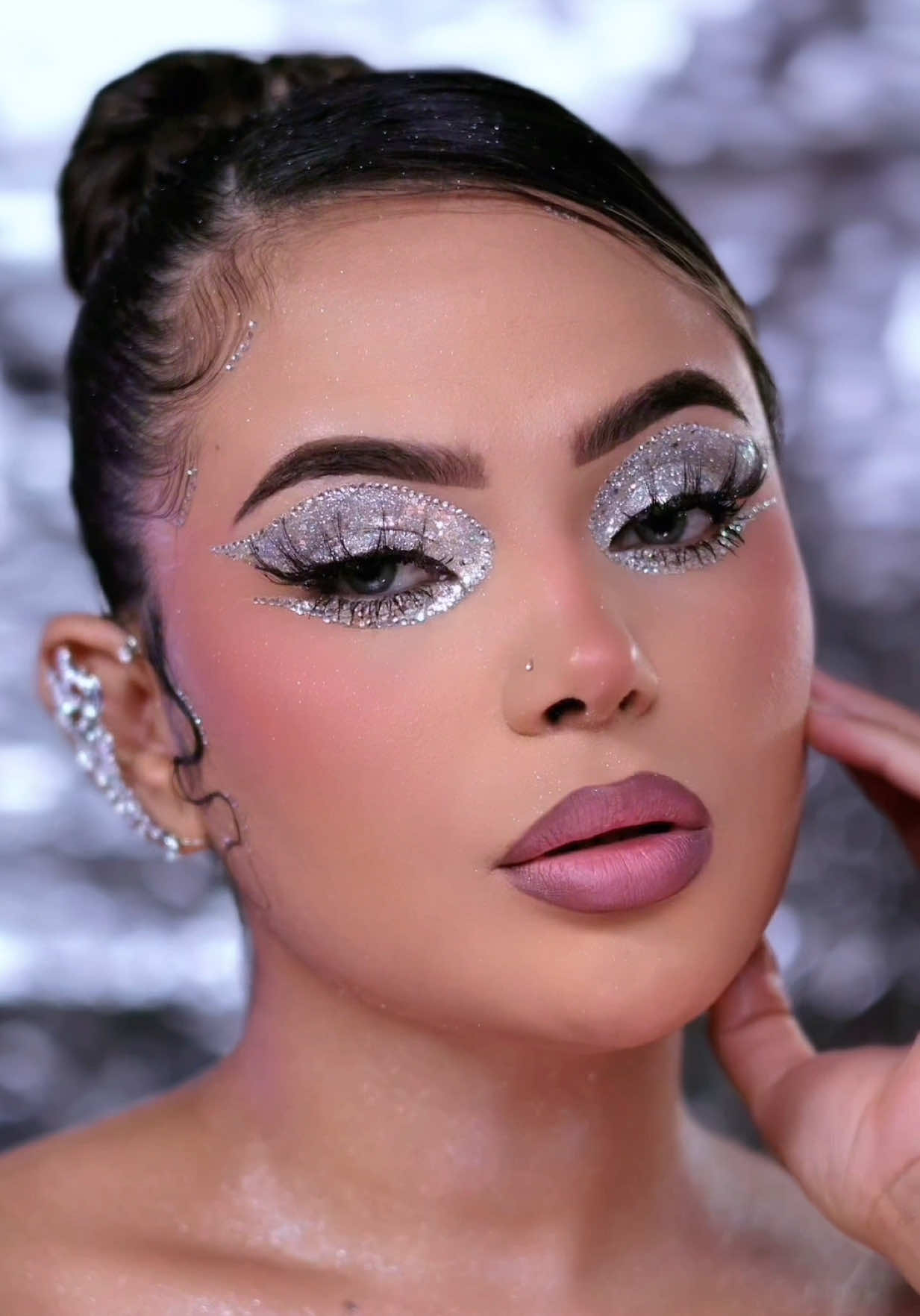 Maquíllate Fácil🌸 (Maquillaje de Cardi B) Delineador plateado de @Brimar 😍 #Makeup ##makeuptutorial #makeupideas #maquillajefacil #makeupvideos 