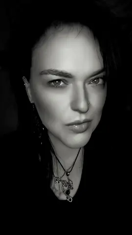 Hier ist mein 2. Song für die nächste Runde im K.I.R.A.-Contest 🙏🏻🖤💥🖤 Ich bin nervös. Ach was... Ich schxxx mir ins Hemd vor Angst!!!! 😭🫣🖤 Ich hoffe, der Song gefällt Euch! 🖤🙏🏻 @K.I.R.A. KI Rock Alliance #nebelkrähe🖤🇩🇪🖤 #nebelkraehe666 #aisound #vorlage #aimusic 