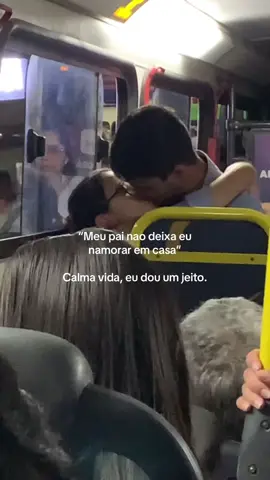 Quem quer sempre da um jeito akakkaakak #amordecasal #namorandonoonibus #views #foryoupage #viewsproblem 