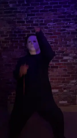 Left... Right... 🎃🔥 #michaelmyers #halloween #dance #funny #humor #followtheleader #left #right #fyp #foryoupage #viral  