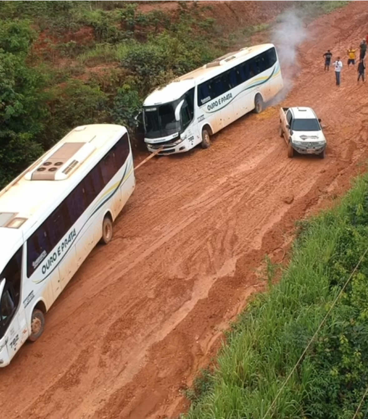 Arrancamos o busão do buraco 