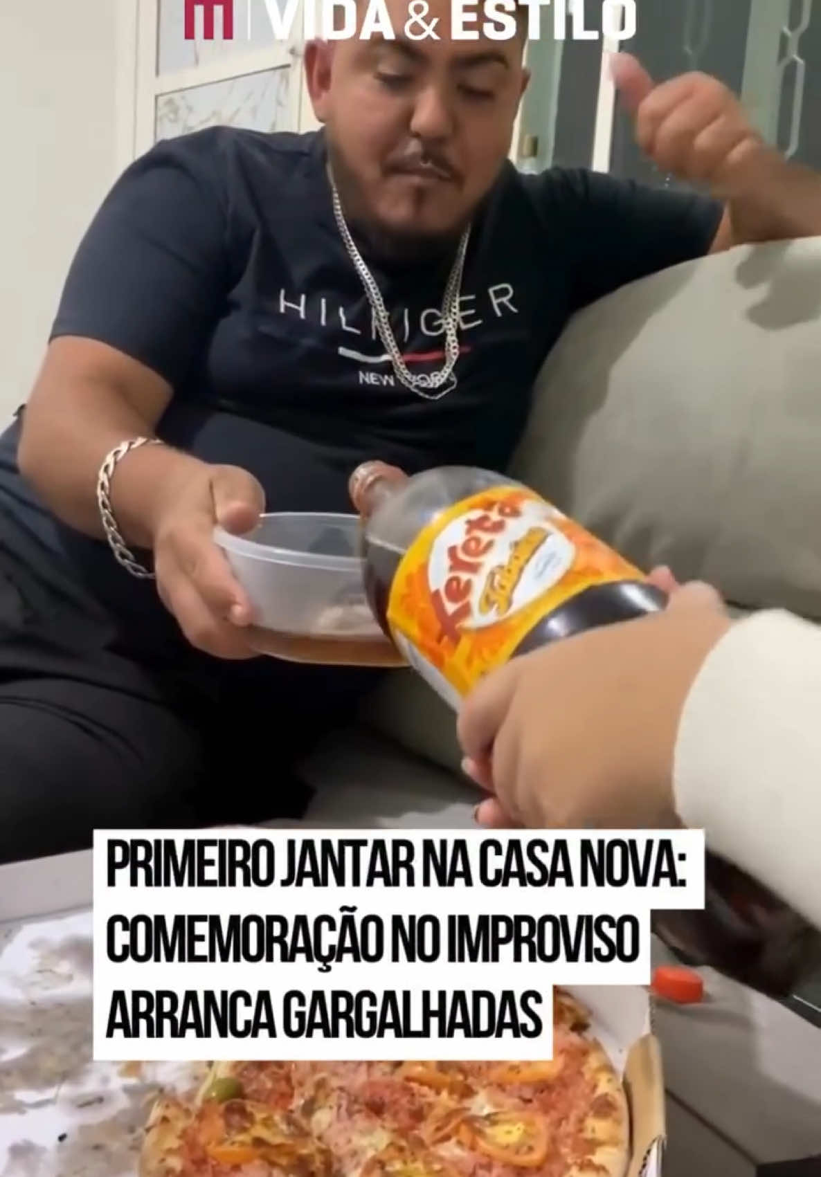 Primeiro #jantar na casa nova: na ansiedade para comemorar a primeira noite no novo #lar, não deu tempo nem de comprar os copos. Empolgado para celebrar a conquista, o casal pediu uma #pizza e sentou junto no sofá. Na hora de matar a sede, perceberam que ainda não tinham copos. Mas isso não iria tirar o brilho do momento! Rindo, a mulher serve o refrigerante em uma vasilha e o parceiro bebe sem problemas, afinal, a felicidade está nos momentos simples e divertidos. #TikTokNotícias 🎥 @Mayara Flausino (tk) | @Myhoodbr 