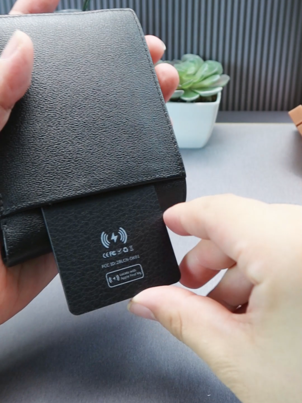 Kartu AirTag dengan Wireless Charging – Tipis, Tahan Air, Mudah Dibawa #AirTag #WirelessCharging #SmartTracker #EZTECH #dompetaman 
