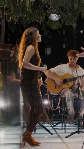 Con mis amigos de @Monsieur Perine nos venimos encontrando en este camino desde hace muchos años. Autenticidad y consistencia en su carrera! Una canción tan especial, merecía una colaboración muy especial! Versión 2025 de 