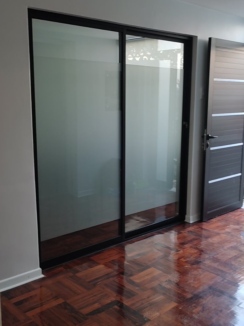 MAMPARA SERIE 25  LÁMINA PAVONADO ✅ #serie25 #ventana #vidriotemplado #diseño #laminadecorativa 