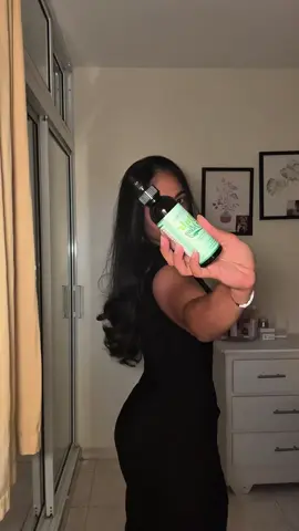 Beneficios que el hair oling ha hecho en mi pelo: 	•	🌿 Estimula el crecimiento natural del cabello 	•	✨ Aporta brillo y suavidad 	•	💧 Hidrata en profundidad 	•	💆‍♀️ Relaja el cuero cabelludo 	•	🪞 Reduce frizz y puntas abiertas 	•	🌸 Fortalece desde la raíz Y este aparte de todo eso huele súper rico  #creatorsearchinsights #hairtutorial #hair #cuidadodelcabello #hairoling 