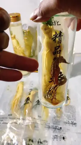 Botol kaca ini cocok untuk rendam ginseng dengan madu atau minuman lain. Bisa diisi ulang sampai lima kali, lho!