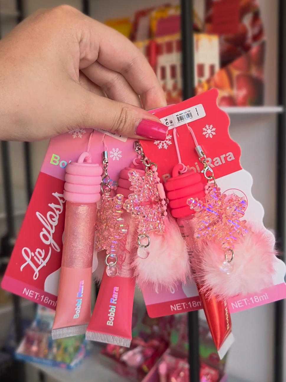 Gloss com Chaveiro, pingente e pompom mais lindo da vidaaaa 💖 Bobbi Rara arrasou nesse lançamento!  Corre, garante o seu que logo acaba 🤭 #glosscomchaveiro #gloss #glossbobbi #bobbirara 