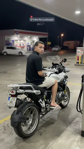 #sonho #motos #gs #bmw #fouryoupage   Faça uma foto realista como se estivesse sendo tirada por outra pessoa em 4k, estou em um posto a noite, estou em cima de uma moto, com os dois pés levantados, a moto é uma (r1250 ), estou vestida com os mesmos trajes da imagem, e nos pés um havaiana branco a foto está sendo tirada por trás e eu estou olhando para trás também, estou sem capacete. não modifique o rosto.