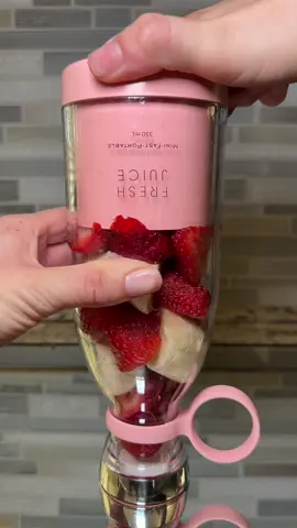 Strawberry banana 🍓🍌 #freshjuice #smoothie #milkshake #portableblender #foryoupage 