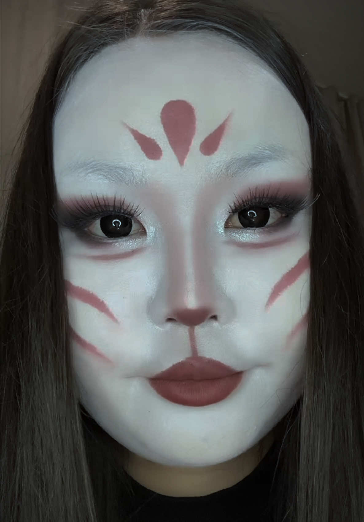 The Kitsune mask symbolizes mystery, magic, and the secret of transformation. In Japanese mythology, it represents a fox spirit capable of shapeshifting into a human. Its nature is dual: it can be a protector and messenger of the deity Inari, bringing luck and prosperity, or a cunning trickster playing with humans🦊 #kitsune #japanesemakeup #maskmakeup #kitsunecosplay 