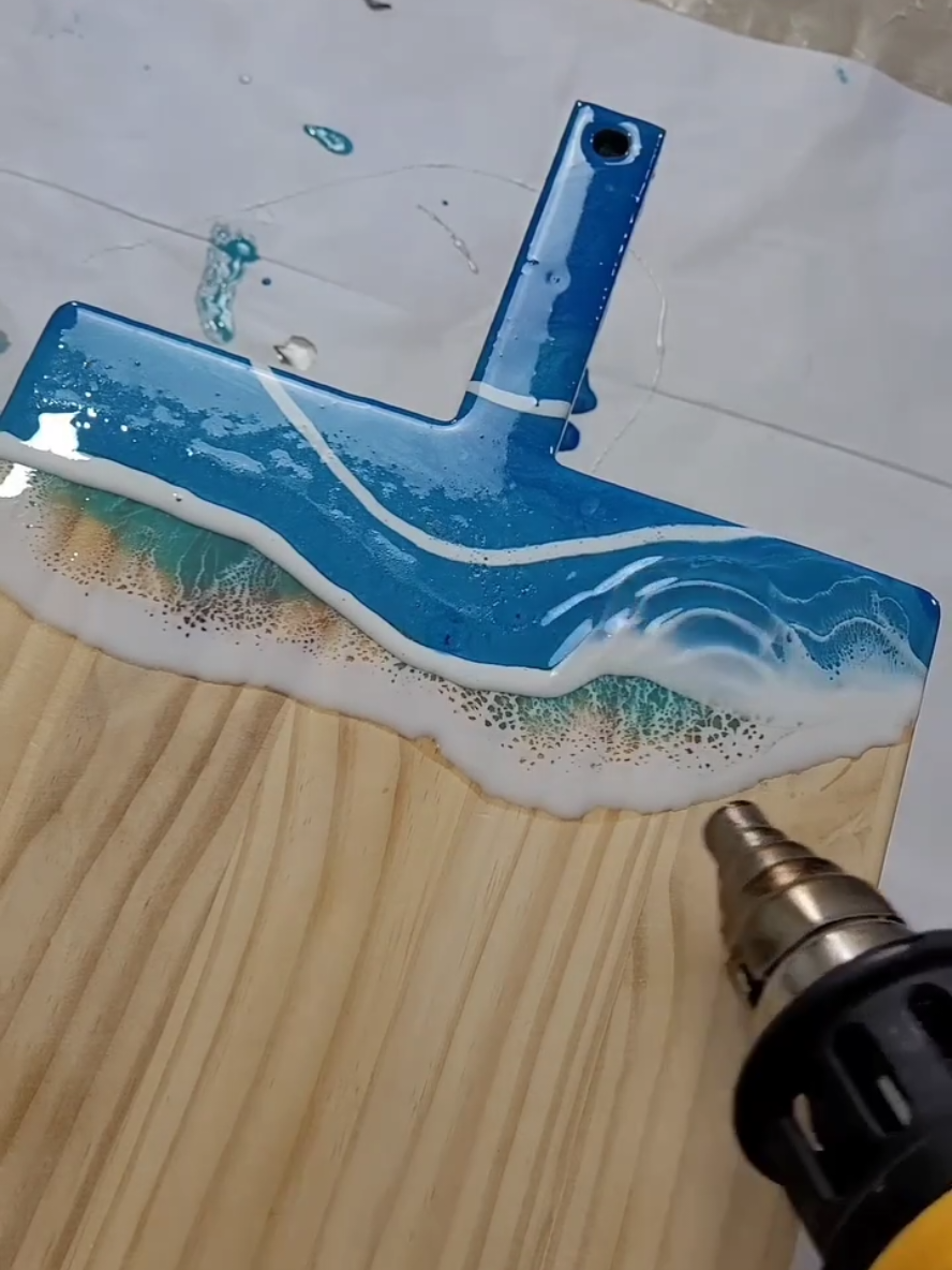 Precisa de habilidade artística pra fazer arte marinha com ondas realísticas na resina?  #resina #marderesina #efeitooceano #efeitomar #artesanato 