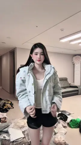 Siêu phấm nhà iemmmm. Áo jean dáng phao L.V hot hit. Chuẩn hàng QC các tình yêu ơi ❄️☃️ #aophao #lv #mixdodep #xuhuong #viral 