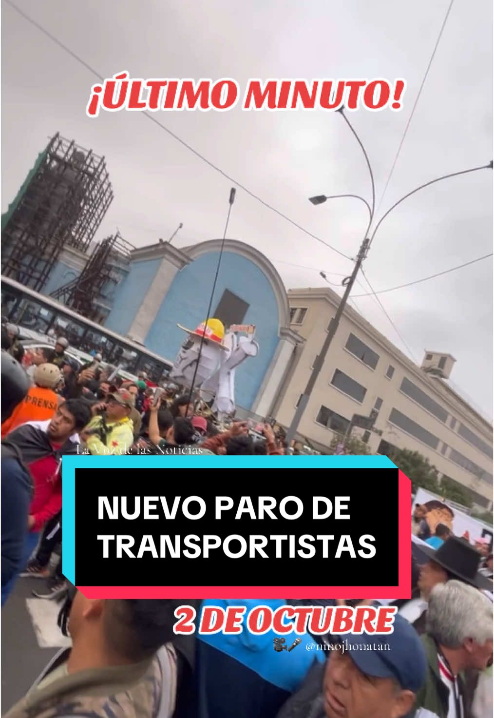 Las calles de Lima y Callao enfrentarán una paralización total del transporte público este jueves 2 de octubre tras el anuncio de uno de los gremios representativos del sector, que argumenta falta de acción estatal ante la inseguridad y crimin4lid4d que afecta a los choferes y pasajeros. Según informó RPP, la decisión se tomó hoy lunes 29 de septiembre durante una asamblea de la Coordinadora de Empresas de Transporte Urbano de Lima y Callao, grupo que reúne a 72 empresas. En declaraciones recogidas por dicho medio, Héctor Vargas, representante de la Coordinadora de Empresas de Transporte Urbano de Lima y Callao, precisó que la determinación de suspender el servicio para ese día responde a la “falta de voluntad política” y a la ausencia de una respuesta concreta del Estado frente a los constantes hechos de inseguridad ciudadana.  #dinaboluarte #parodetransportistas #generacionz #lavozdelasnoticias 