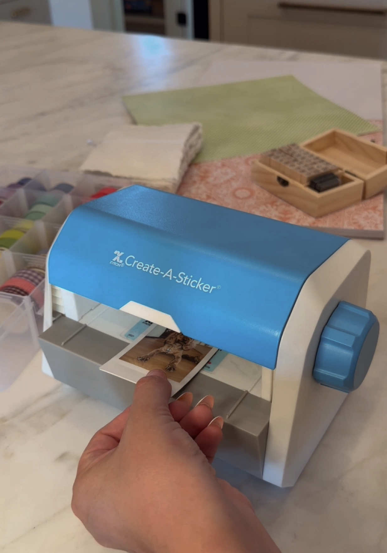 An instant sticker maker?!🤩 Link is in my bio to shop under the “All Amazon Finds” button.🙌🏼  #amazonfinds #scrapbooking #crafting #amazonmusthaves #amazongadgets 