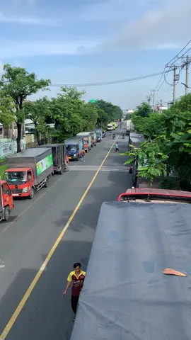 Muốn đứng ở vị trí cao thì phải leo lên nóc thùng xe đứng #shipperxebự #nghềcủatui #trucking 